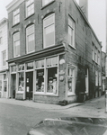 863522 Gezicht op het winkelhoekpand Oudegracht 20 (kruidenier J.G. Molles) te Utrecht, met rechts de Lange Lauwerstraat